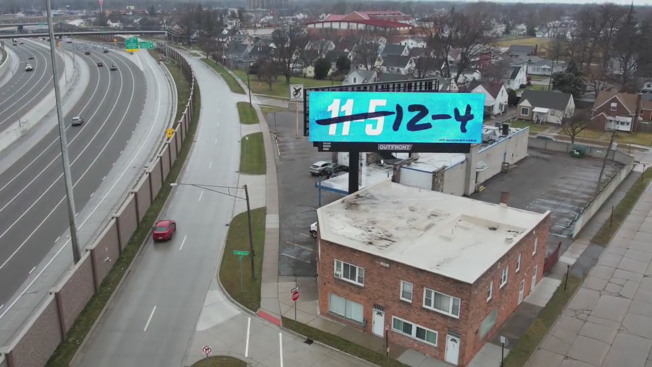 'Decker Reported' says batch of billboard signs across the state from anonymous Lions fans