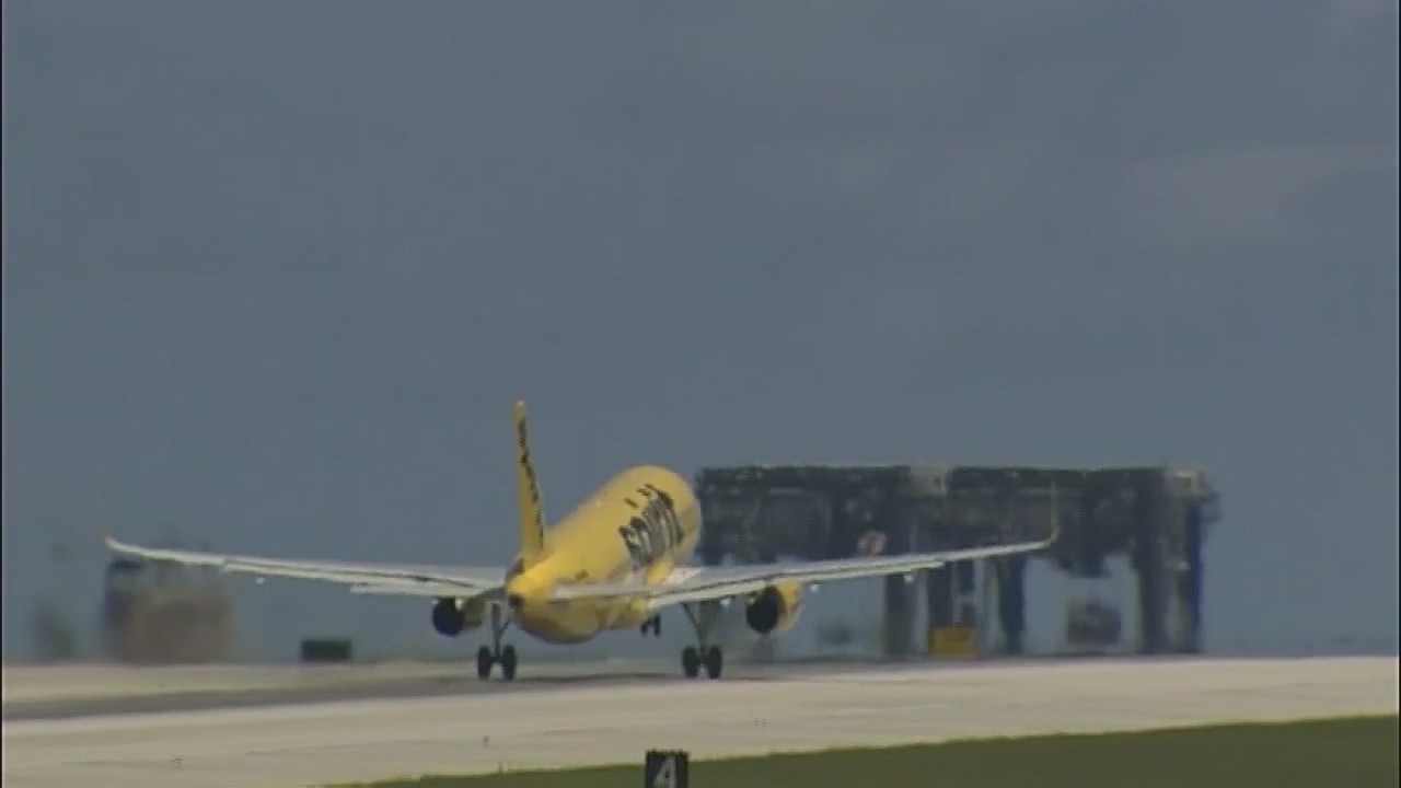 Detroit man asks to join 'mile high club' with Spirit Airlines flight attendants, FBI says