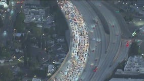 Crash snarls traffic in 405 Freeway during morning commute