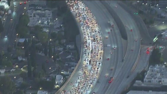 Crash snarls traffic in 405 Freeway during morning commute