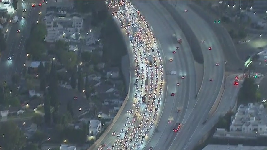 Crash snarls traffic in 405 Freeway during morning commute