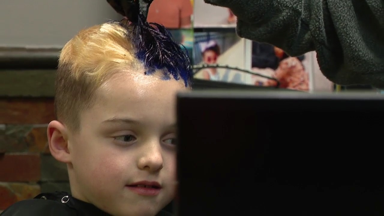 St. Brown starts blue hair trend among Lions fans