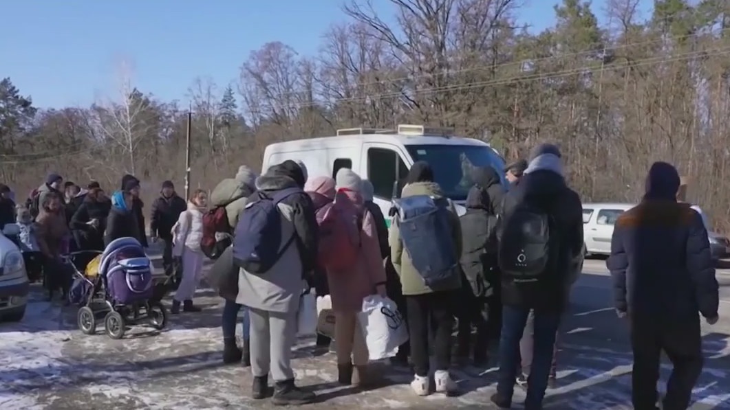 Ukrainian citizens scramble to safety of the border