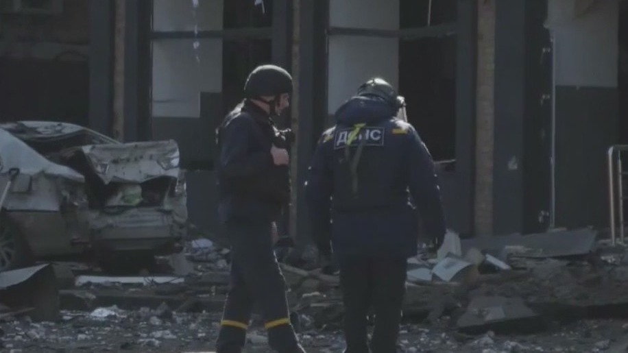 Russian forces advance on Ukrainian cities