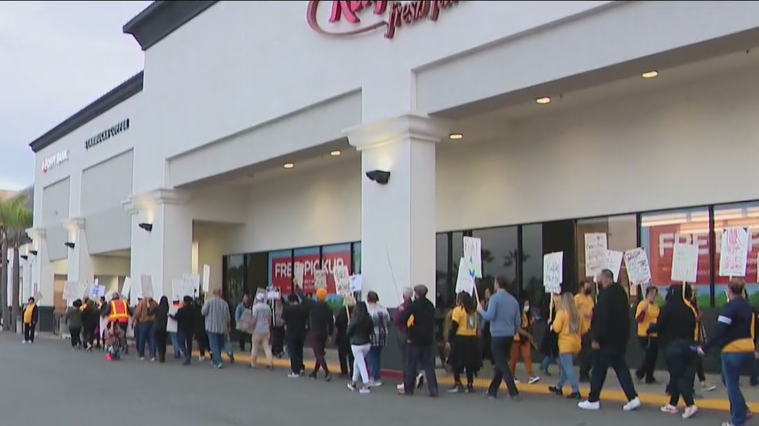 Grocery workers stage rally in Long Beach