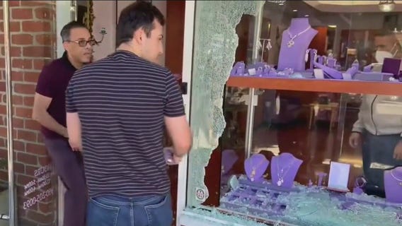 'Smash and Grab': 5 suspects carrying axe, sledgehammers target Beverly Hills jewelry store