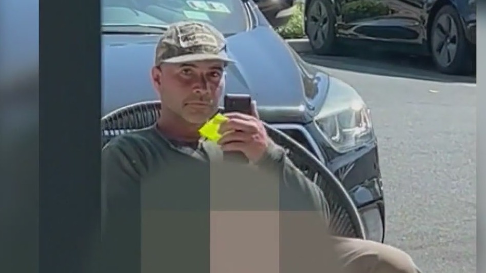 Man exposes himself to entire hair salon in Long Beach