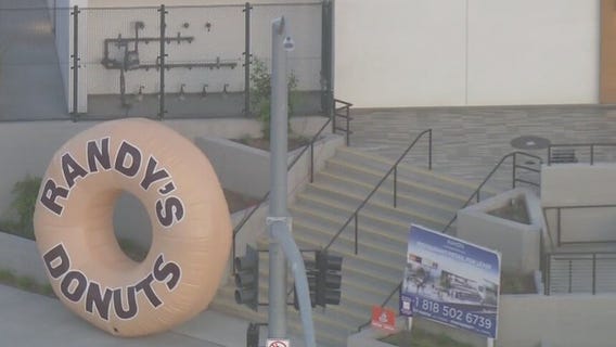 Randy's Donuts opens first San Fernando Valley location