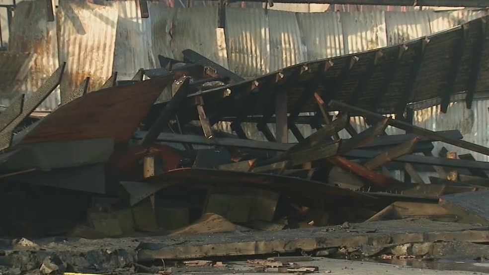 3 firefighters injured in South LA commercial building fire