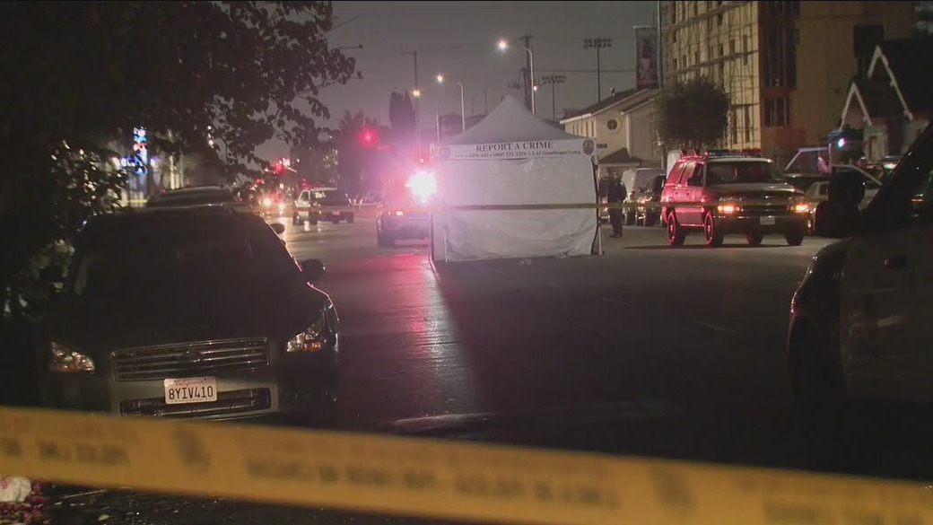 Man?s body found in street prompts homicide investigation