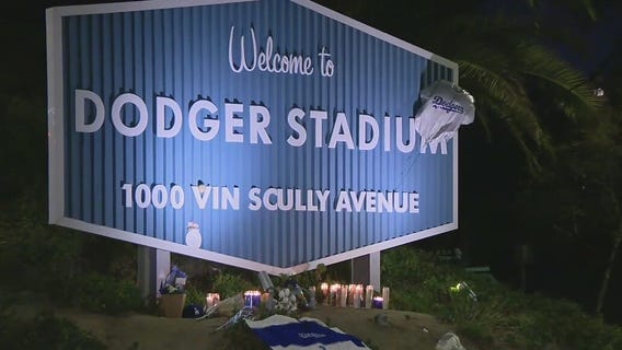 Fan tributes pour in for Vin Scully