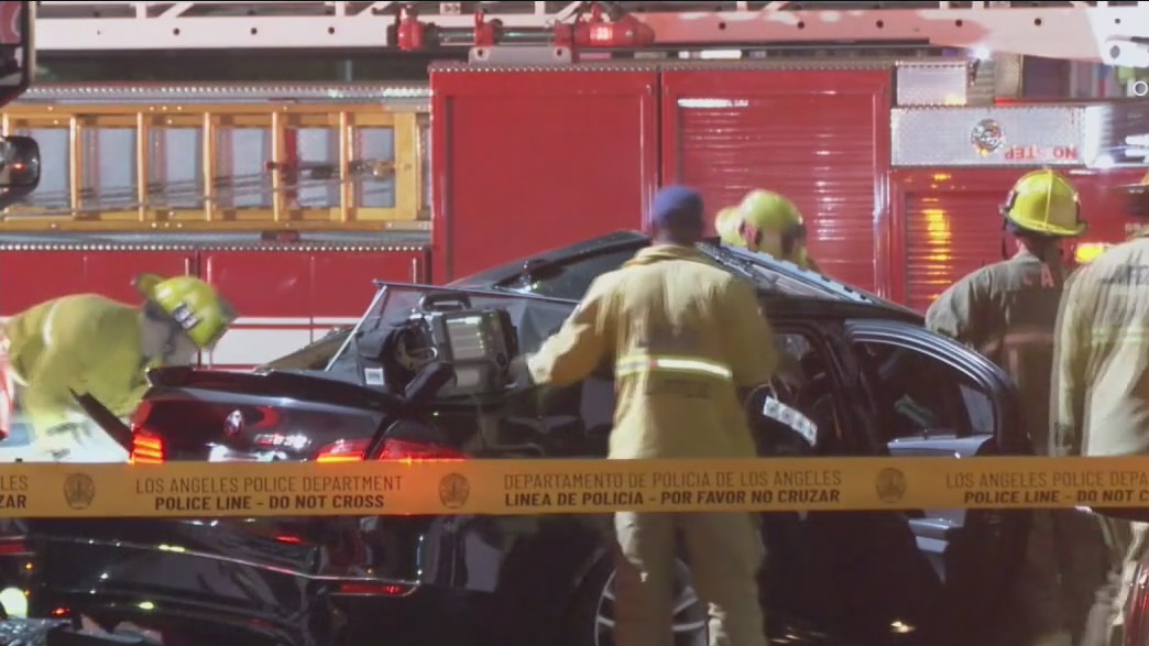 2 killed, 1 injured after speeding drive runs red light in South Los Angeles: LAPD