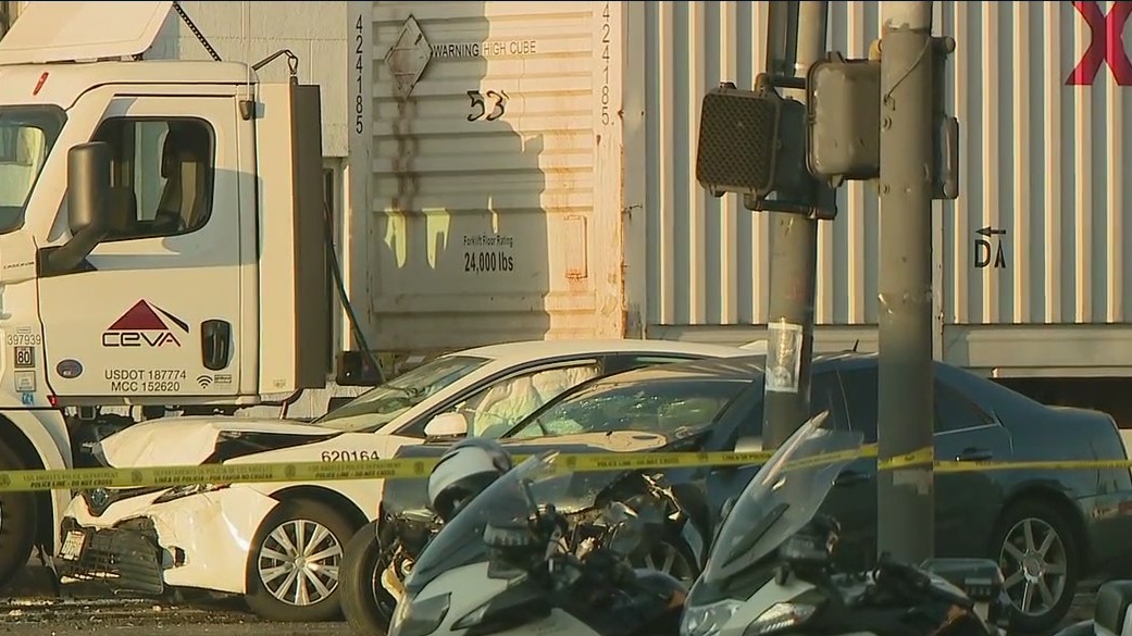 2 killed,1 injured in South Los Angeles crash