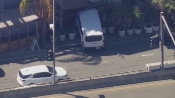 2 pedestrians injured after crash at LAX