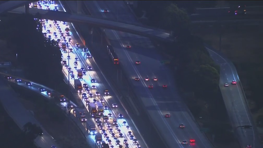 2 crashes on 105 Freeway in Lynwood in snarls traffic