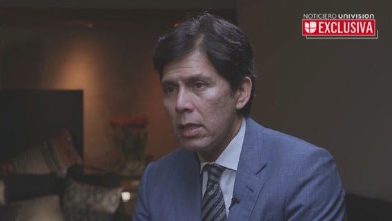 Protesters take to Eagle Rock calling Kevin de Le?n to resign