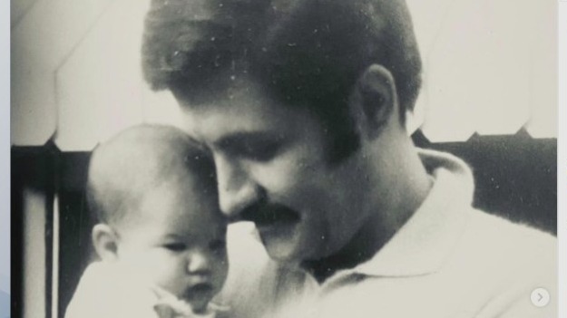 Jennifer Aniston announces death of father John Aniston