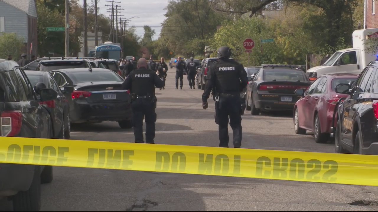Murder suspect kills self after barricaded standoff inside home | FOX 2 ...