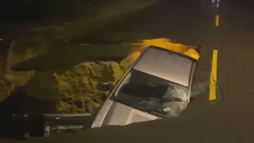 Mom, daughter rescued after sinkhole swallows SUV in Chatsworth