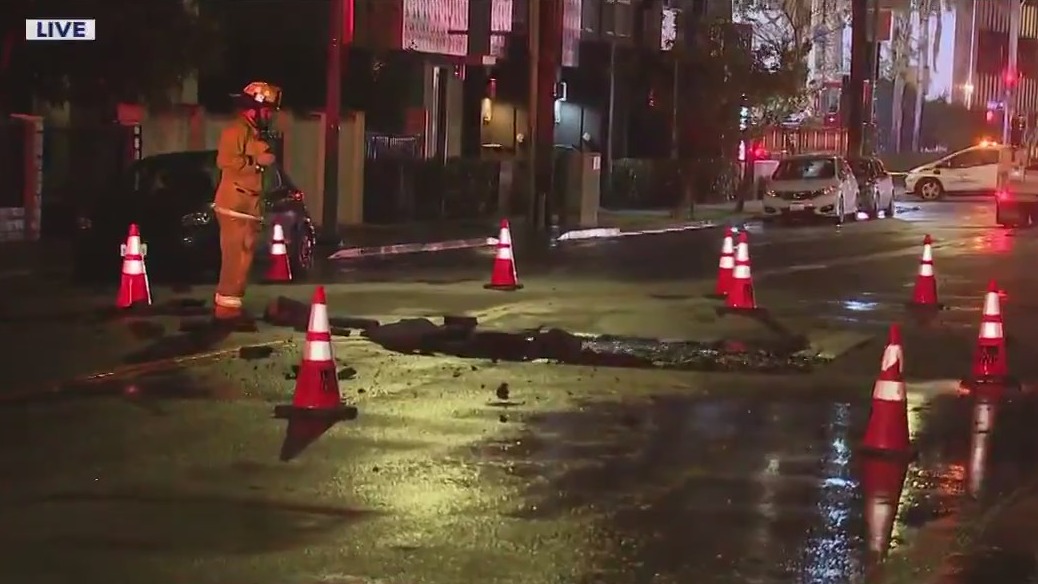 Sinkhole forms after water main break in Hollywood | FOX 11 Los Angeles