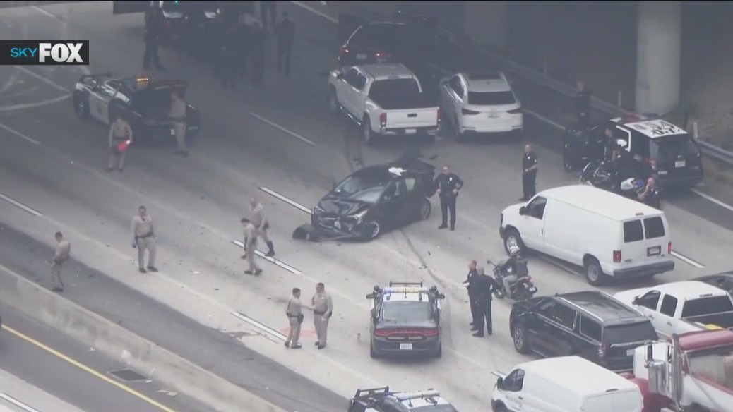 Police chase ends in multiple-vehicle wreck on 10 Fwy
