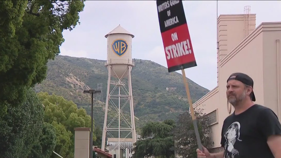 SAG-AFTRA members authorize strike