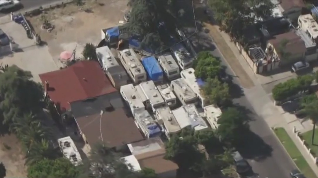 RVs pack LA homeowner?s backyard in Sylmar