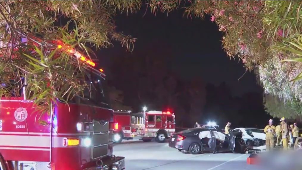 2 dead, 4 injured in Lake Balboa crash