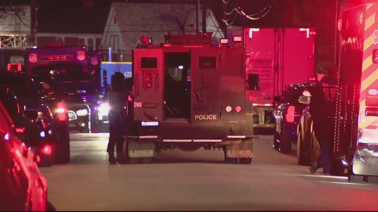 Detroit police searching for homicide suspect who escaped barricade ...