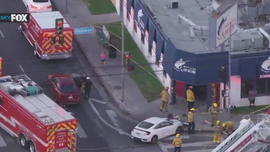 Car smashes into Van Nuys restaurant