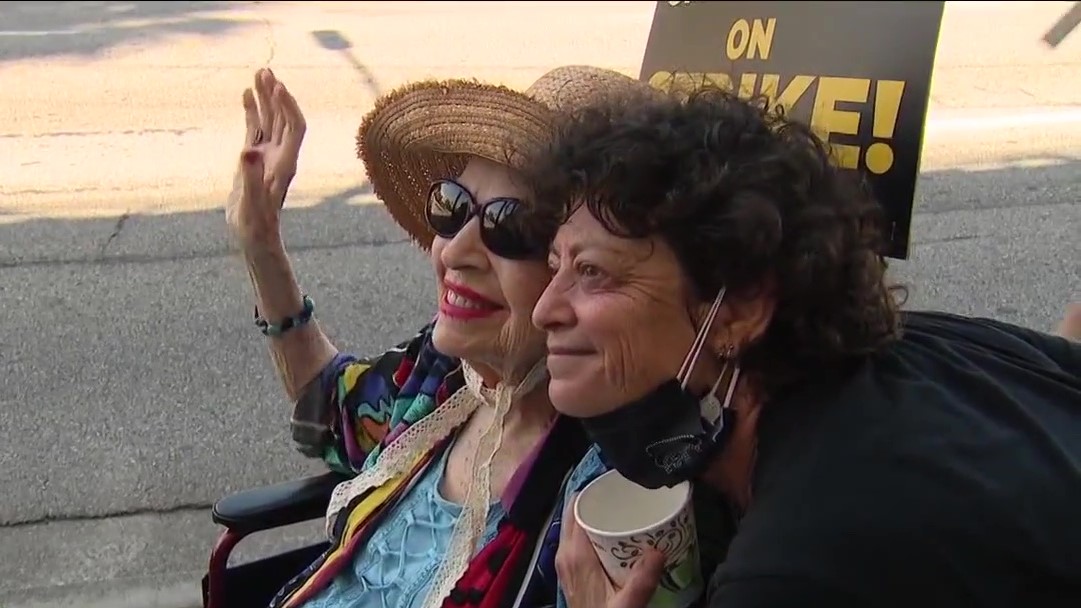 Hollywood legend joins SAG-AFTRA picket line