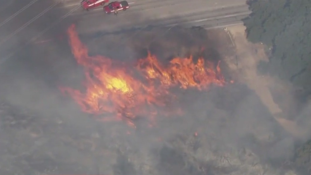 Brush fires break out in Santa Clarita