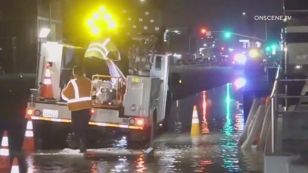 Kings tides cause flooding in Huntington Beach