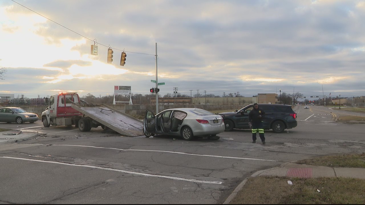 Warren police pursuit ends in crash on Detroit's east side | FOX 2 Detroit