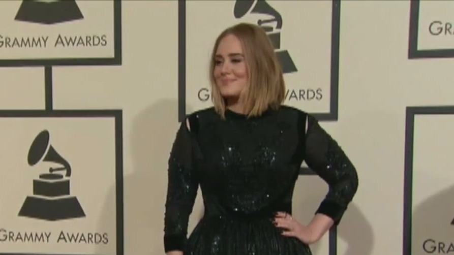 Adele pauses Las Vegas shows