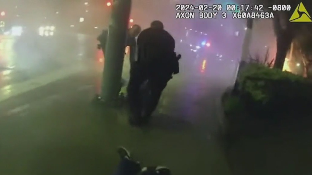 Officers rescue teens from crash | FOX 11 Los Angeles