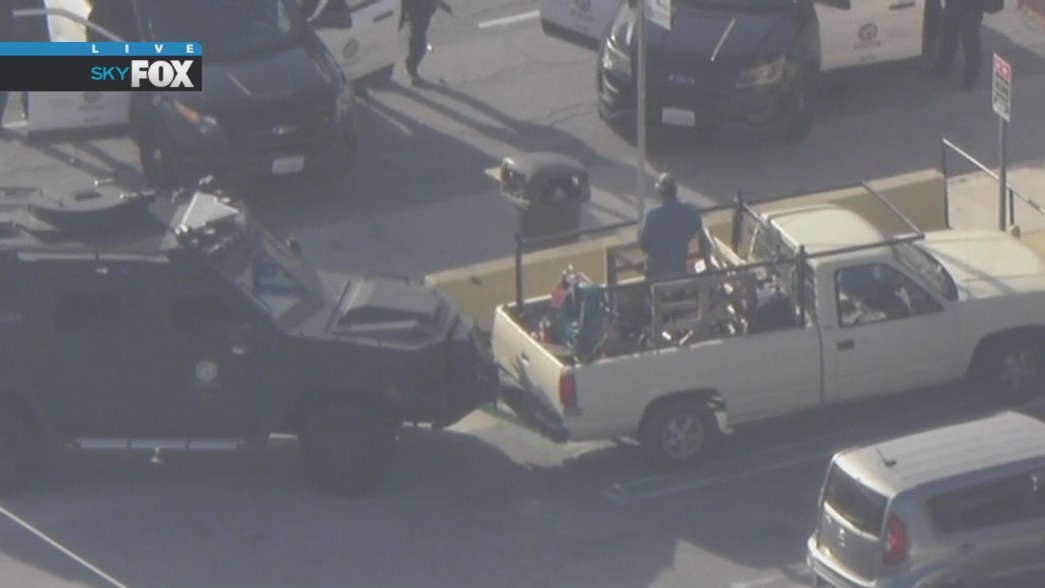 Chainsaw-carrying man in standoff vs. SWAT