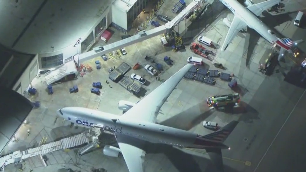 Boeing 777 makes emergency landing at LAX | FOX 11 Los Angeles