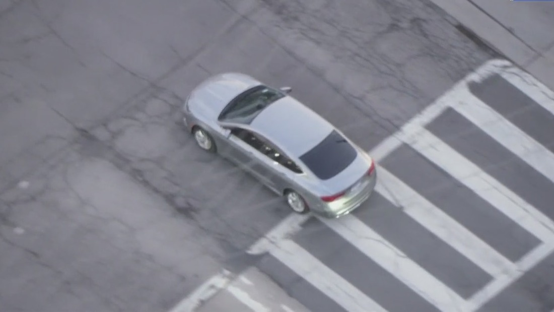 Suspect leads undercover cop on police chase