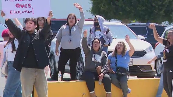 Parents protest Inglewood school closures