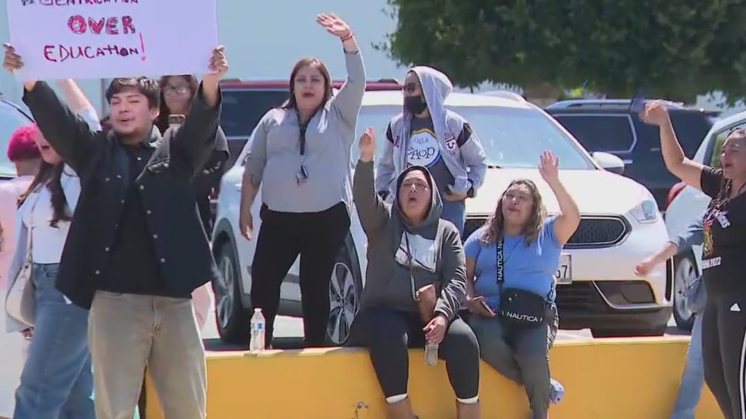 Parents protest Inglewood school closures