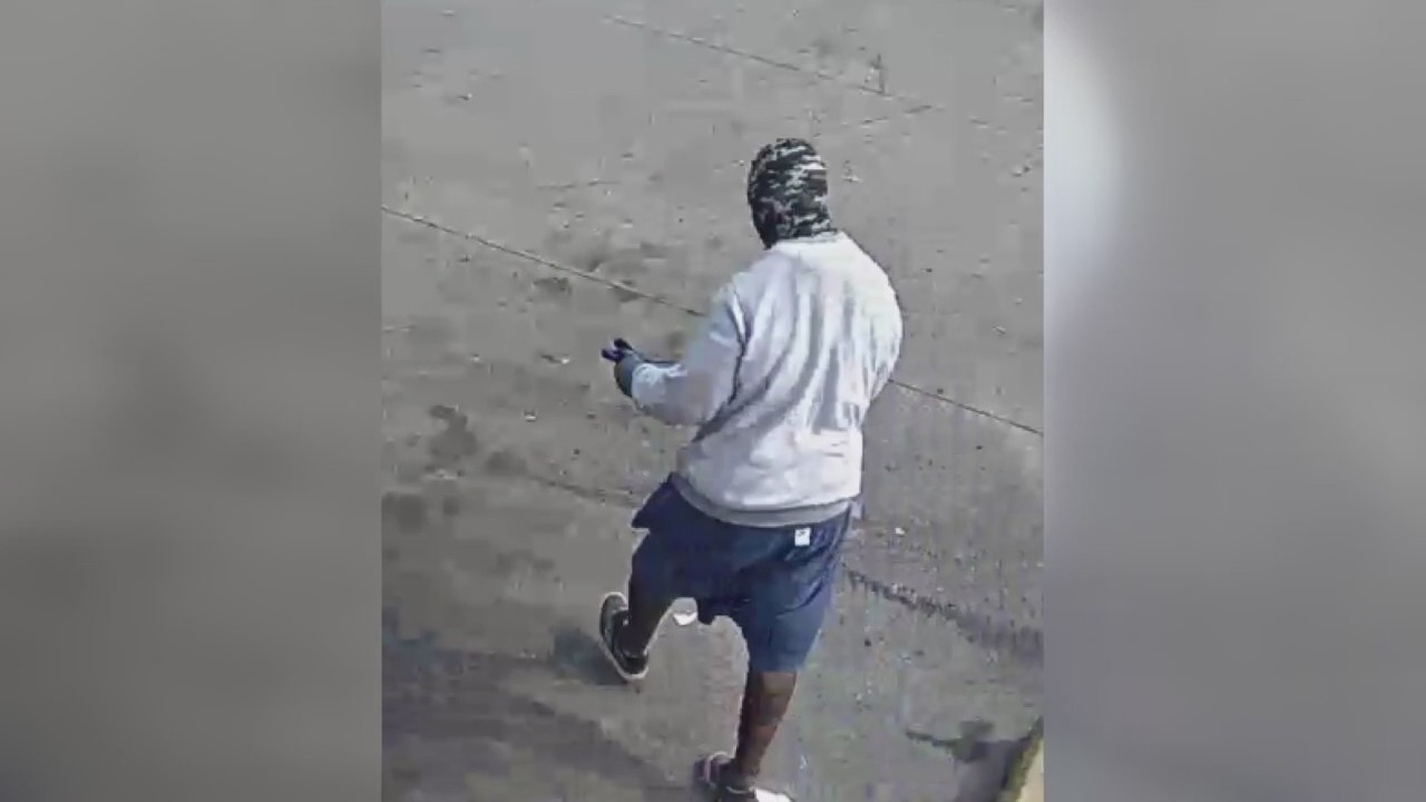 Man wanted after Detroit liquor store stabbing