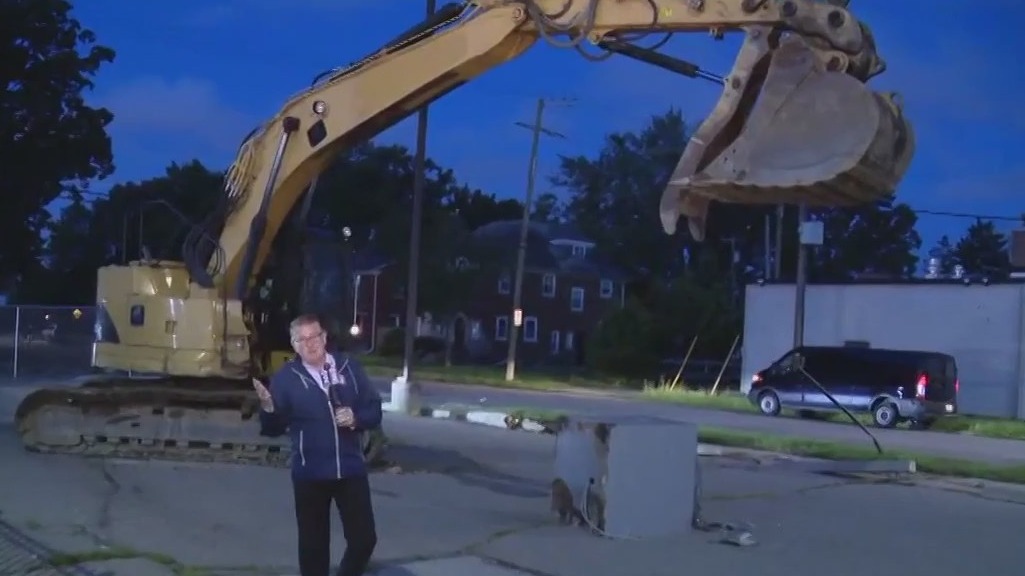 Thieves try stealing ATM with excavator