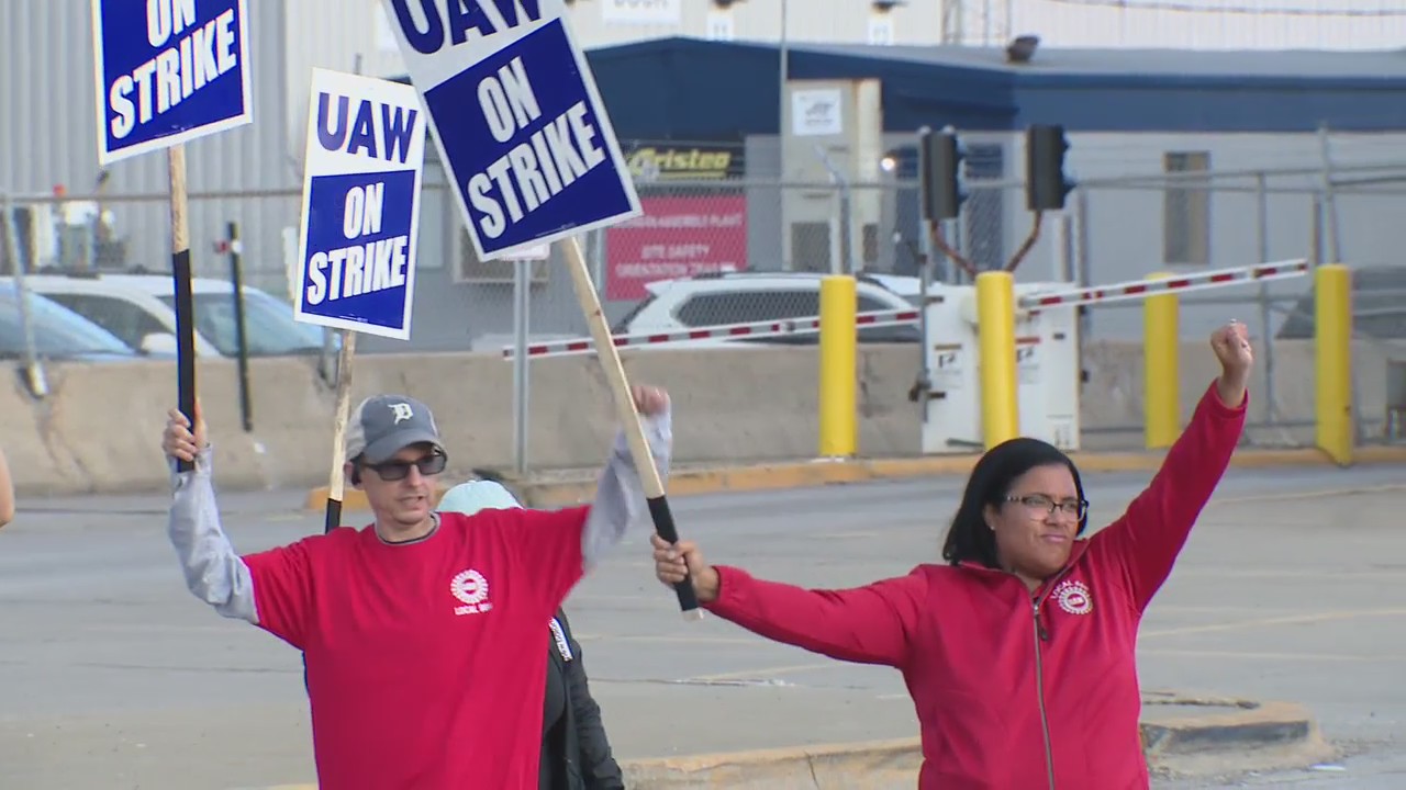 Union workers picket outside Ford Assembly in Wayne