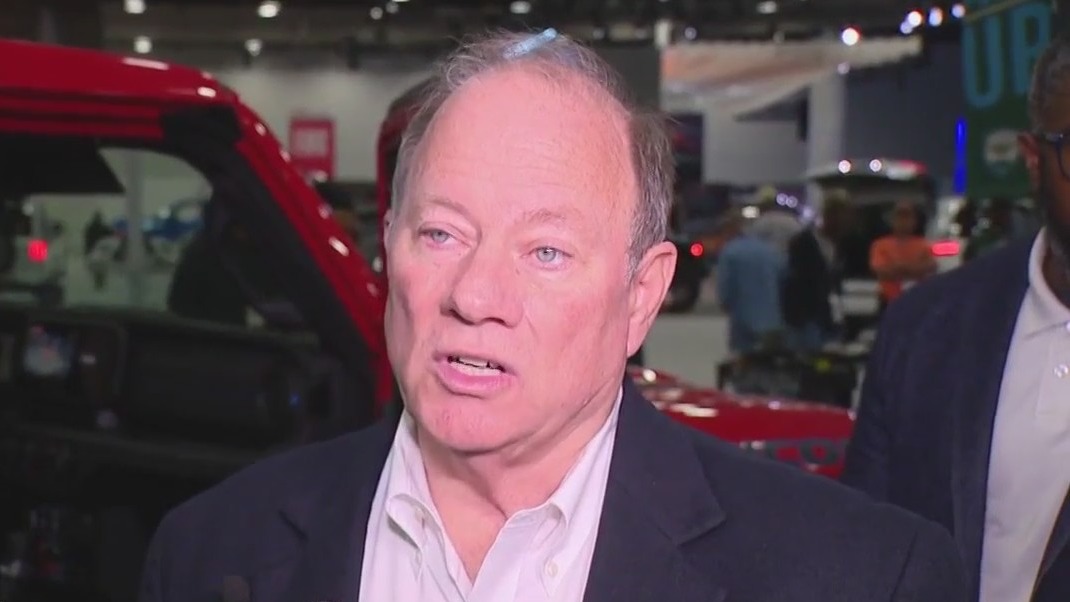 Detroit mayor gets sneak peak at auto show
