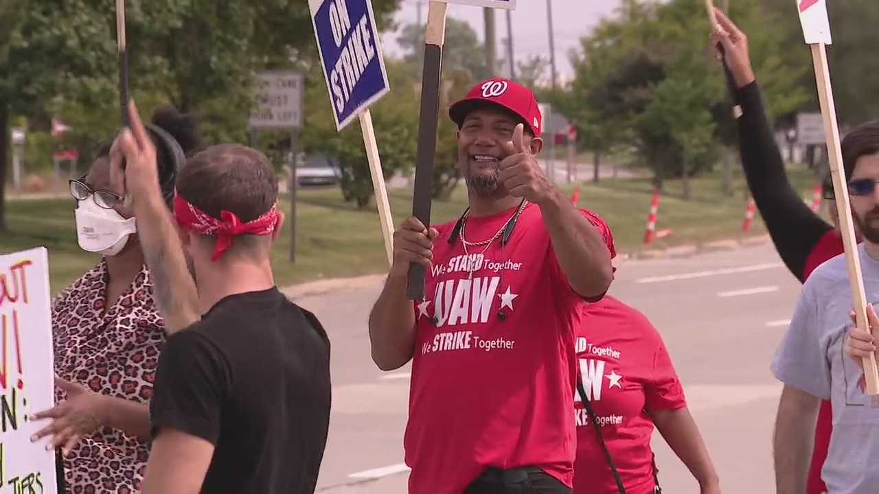 UAW sets new deadline for Big 3