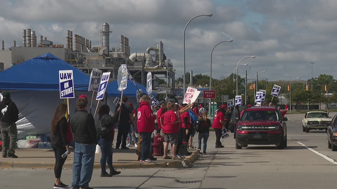 UAW, Detroit's Big Three still far apart as strike continues