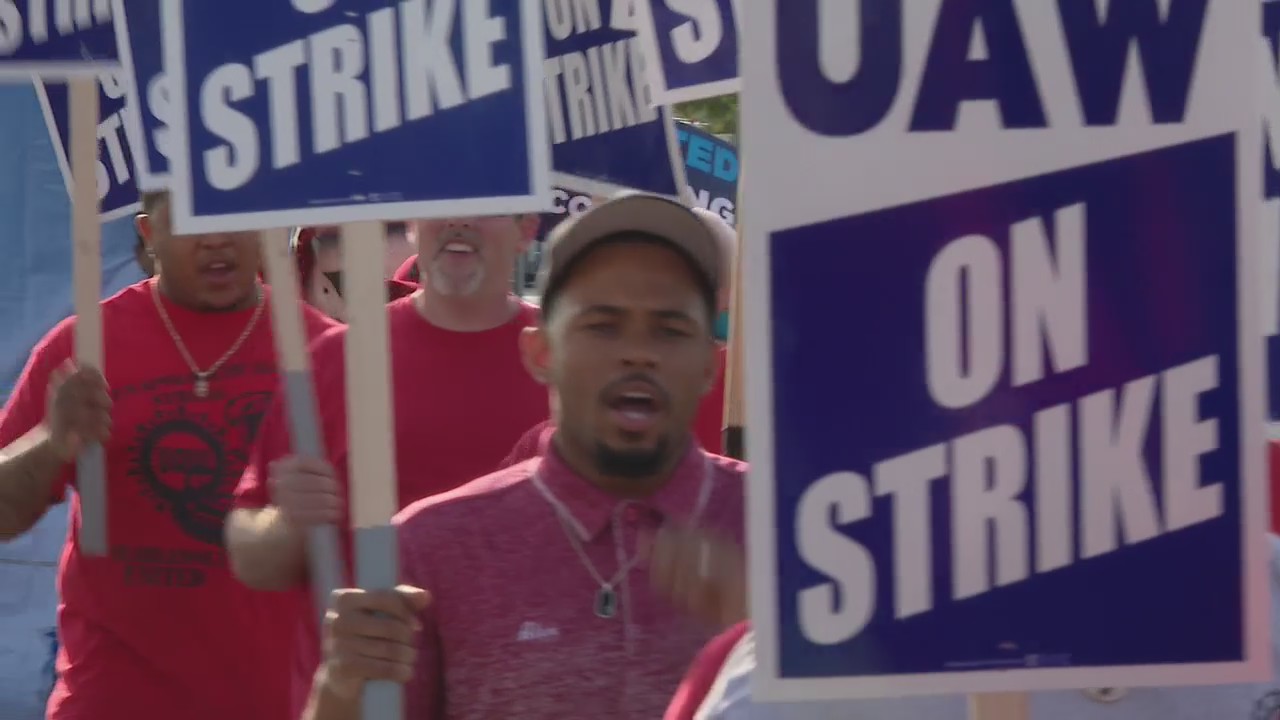 Stellantis announces impending layoffs due to UAW on day six of strike against Big Three