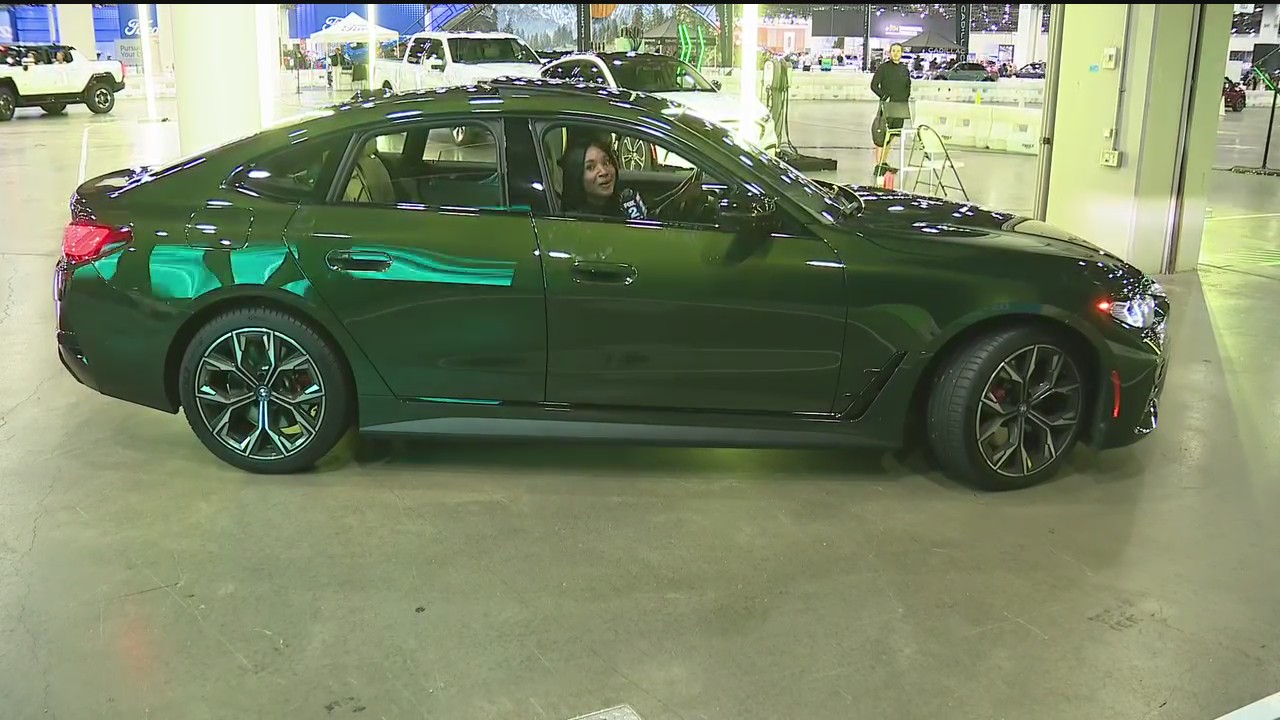 FOX 2's 'Electric Liz' tries out EV test track at auto show