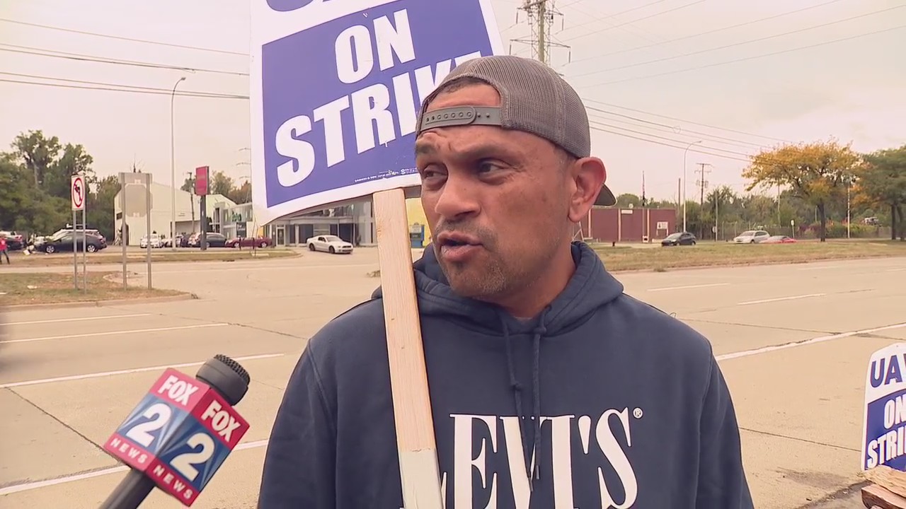 Striking UAW members reactions mixed to Biden, Trump visits amid battle with Big Three